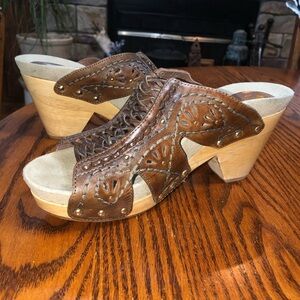 EARTHIES SIZE 8.5 EUC